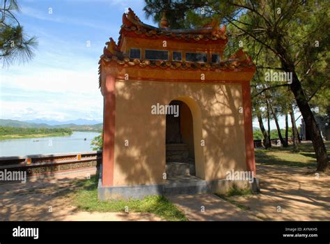 Le Temple Thien Mu: Un joyau architectural sur les rives de la Perfume River!