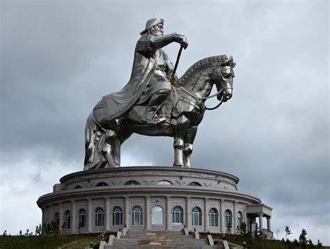  Le Tombeau de Genghis Khan : Une Aventure Historique dans les Sables du Temps!