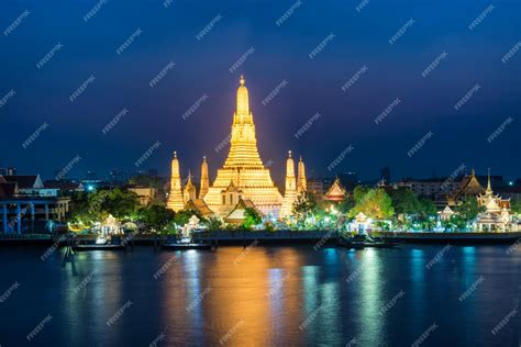 Le Wat Arun: Une Pagode Magnifique qui Se Reflète dans le Chao Phraya!