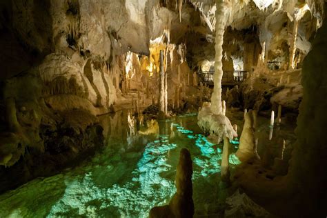  La Grotte di Frasassi, Un Palais Souterrain Sculpté par la Nature