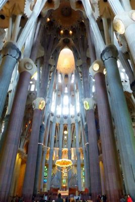  La Sagrada Família: Une architecture extravagante qui défie le temps !