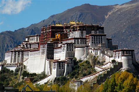 Le Grand Palais de Lhasa: Un Monument Historique Impérial Immergé dans la Mystique Tibétaine!