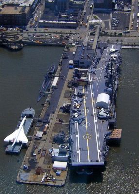 Le USS Intrepid: Un porte-avions majestueux et un musée captivant !